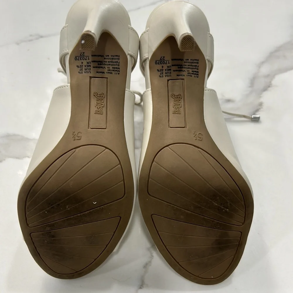 Brash Peekaboo Open Toe Tie Up Heels.‎ Size 5.5